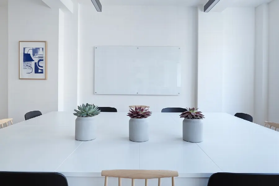 Équipe devant un tableau blanc en réunion