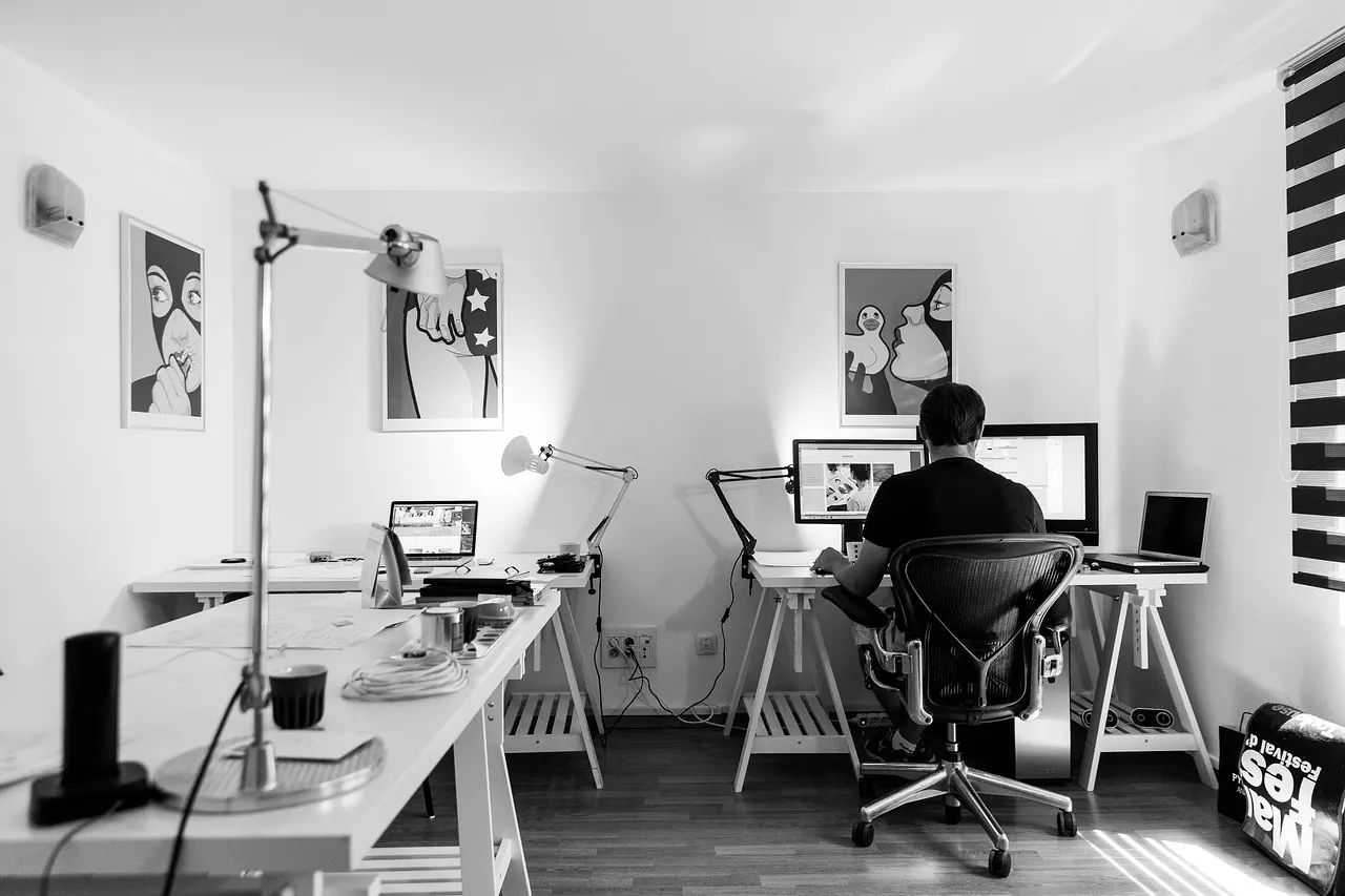 Développeur au bureau avec ordinateur portable